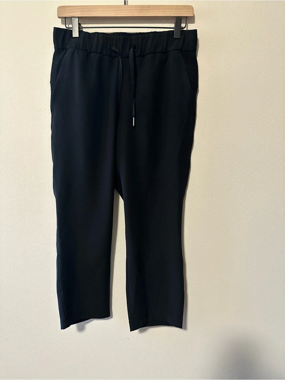 Lululemon On The Fly Crop *Woven 23"
Black W6AVMS size 6 - Picture 5 of 7
